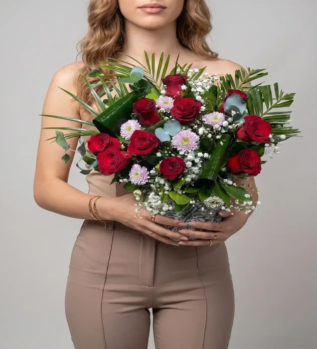 Royal Romance: Kırmızı Gül ve Krizantem Çiçek Tasarımı